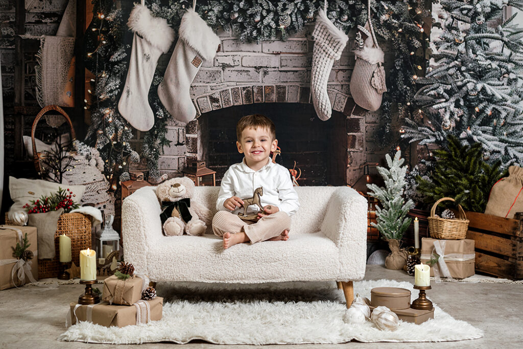NIÑO EN ESCENARIO NAVIDEÑO FOTOGRAFIA ESCOLAR