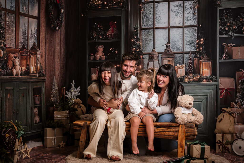 fotografia de familia en escenario de navidad